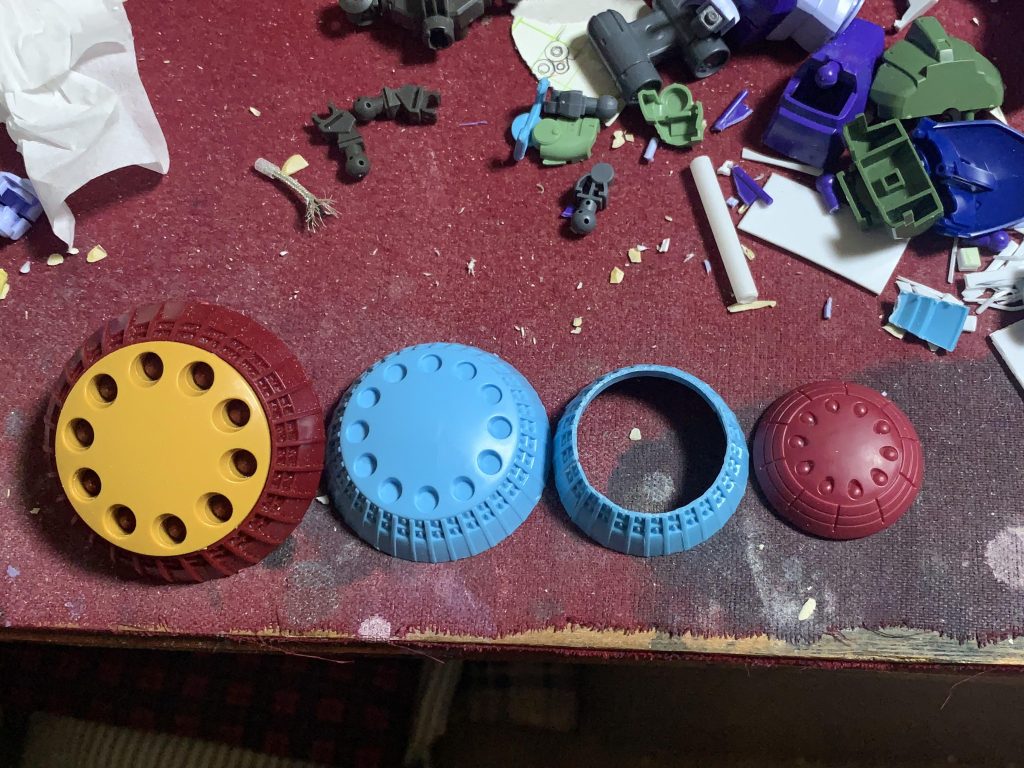 最も時間がかかったのがシールドです。当初は胡軫ギャンのパーツで行こうかと思っていましたがちょっと小さい。旧HG、旧キットだとデカ過ぎる。という事で、旧キットをリサイズしています。