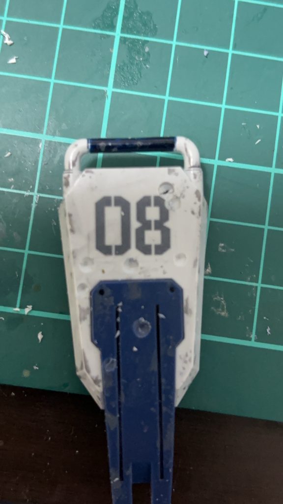 右上のあたり、初めてのピンバイスが楽しくて穴が空きそうになりました…