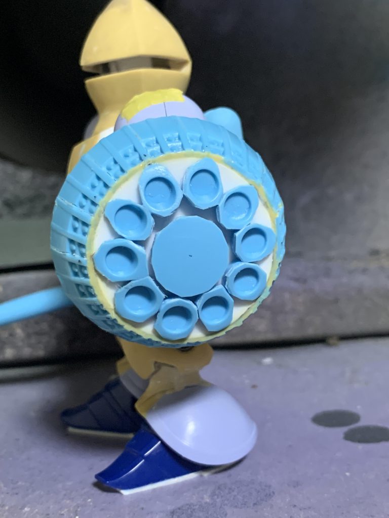 円形やら曲線は制作が難しいので使える部分は使っています。このあと、円形の穴周辺をパテ埋めして、穴部分にプラ棒の先端を丸めた物を埋め混んで完成、という感じです。