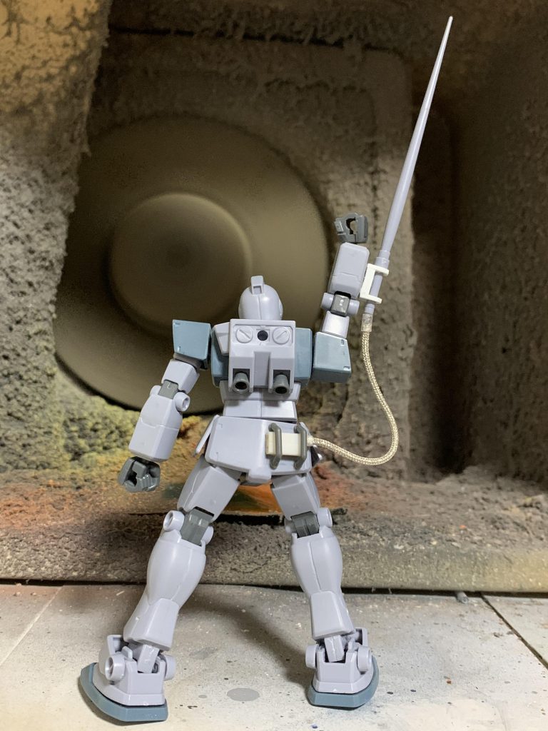 腰のケーブルはタミヤのメッシュパイプです。一応、腕の可動域の邪魔にならないような長さで取り付けています。