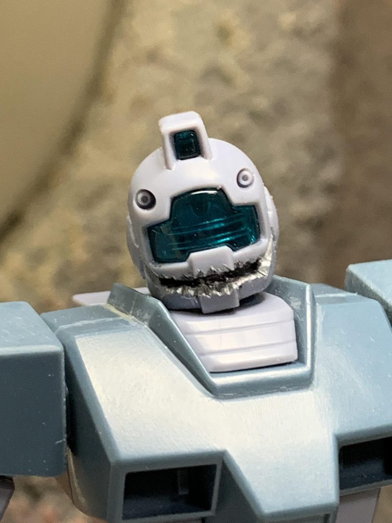 口をえぐってシルバーを塗ってる状態のようです。なんで工作中にシルバーを塗ったのかは不明(笑)このジム制作以後に、ガンダム本でジムカスタムの頭部にシャークマウスが描かれたイラストを見て衝撃を受けました。明日はそのイラストを立体化したジムカスタムをアップします。