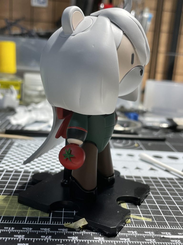 右手には余ったパテで作ったトマトを持たせています。