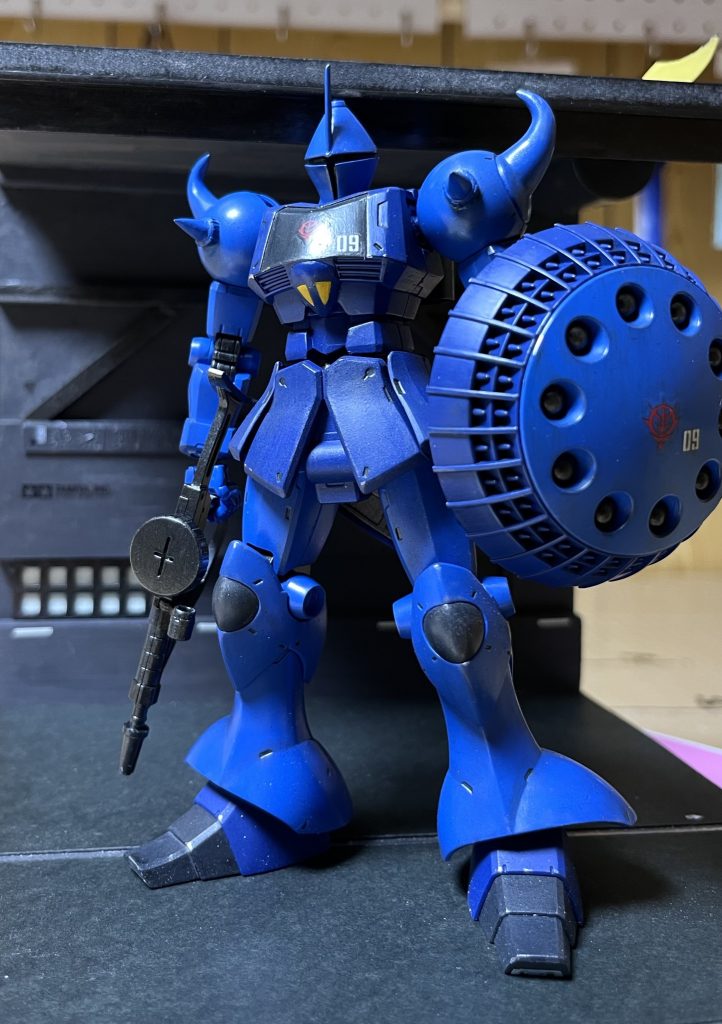 胸とコックピットはエポパテでギャンの胸を埋めたり盛ったりして作りました。肩のトゲもエポパテです。下半身のデザインがカッコいいので、下手に工作せず、色だけグフっぽ...いや、ランバラル専用っぽく塗りました。