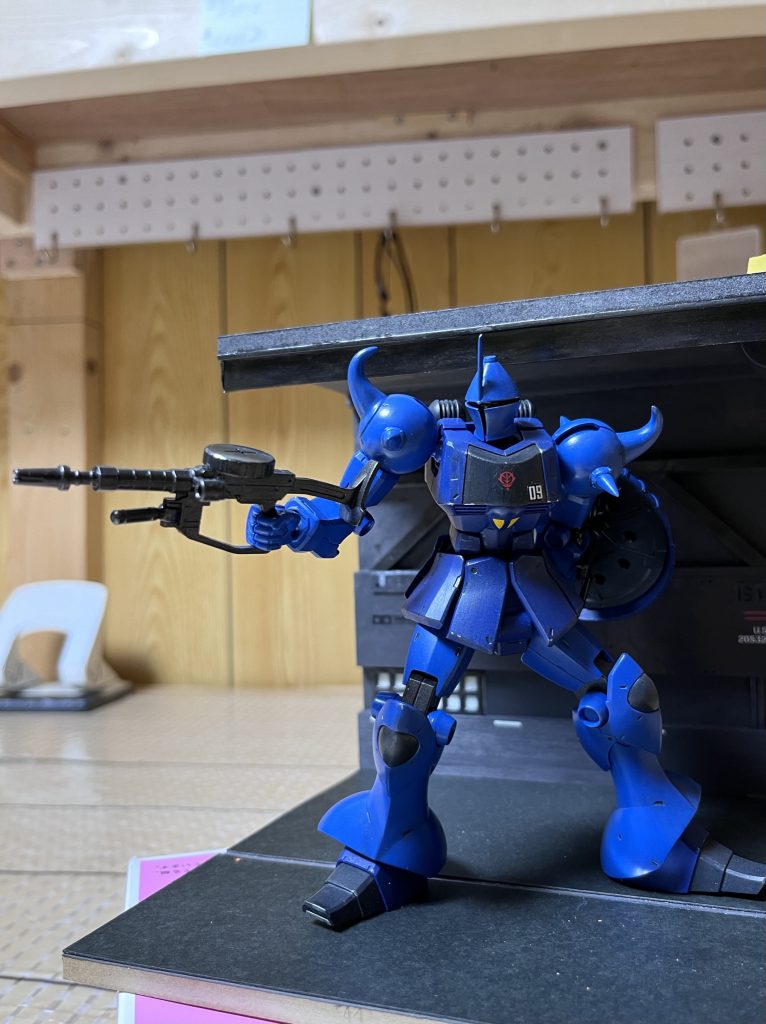 火薬満載のシールドは、戦闘時はいの一番に隠さないと大爆発します。