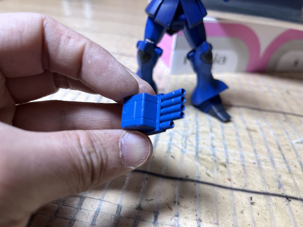 ランナーを裁断して穴をあけて、例の指マシンガンを作りましたが、設置するとシールドを放棄することになるので、ギャンの特徴の確保のため、指マシンガンは却下になりました。