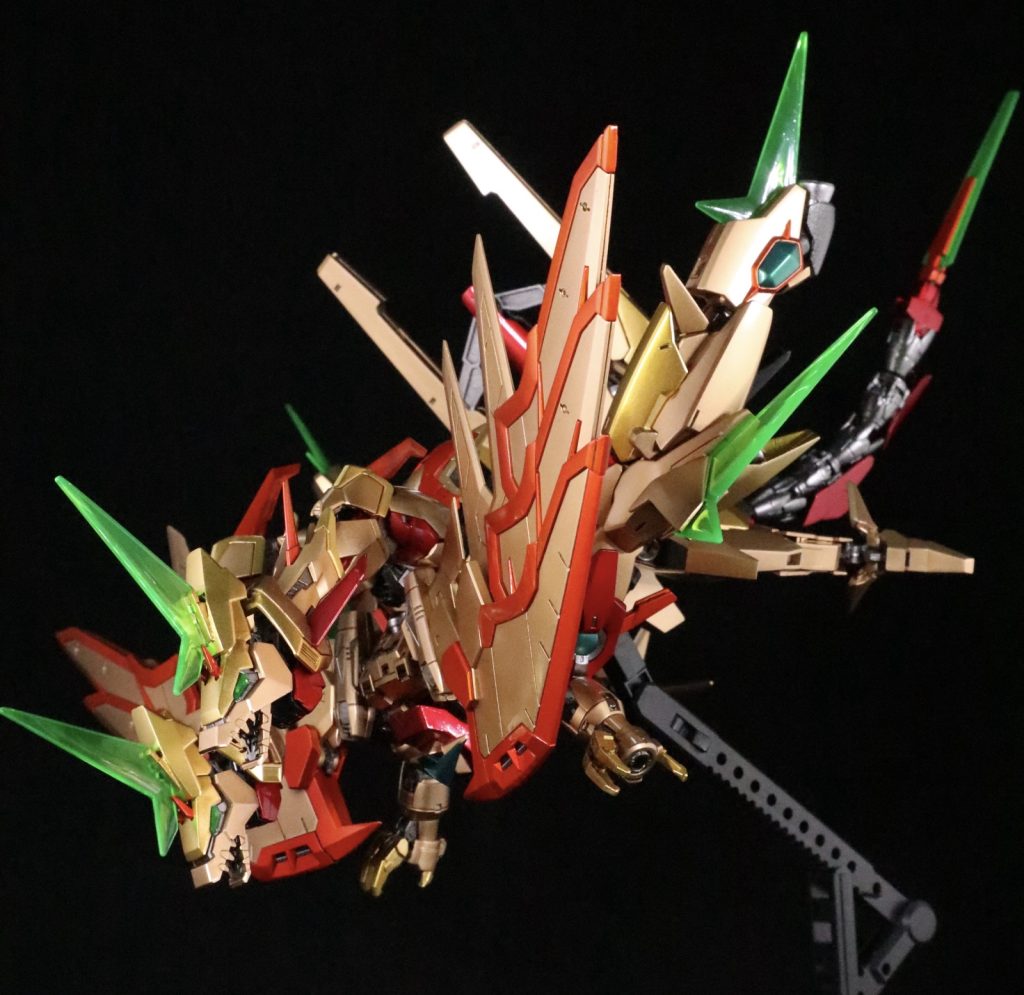 支援機「スターワイバーン」RGエピオン(セール品)にHGルブリスソーン(セール品)を混ぜて結構違いますがダイナレックスのようなシルエットを目指してつくりました。SD→リアルになる際にSD頭が本体シルエットのどこかにあるのが納得出来ず。いろいろ考えた末プラネッツシステムみたいにしちゃえばいいんでない?と思って生み出されたのがこれ。預けてしまえば本体がSD、リアル共にスッキリする…というわけで生まれたのがこちら。ハデなアーマーハンガー。