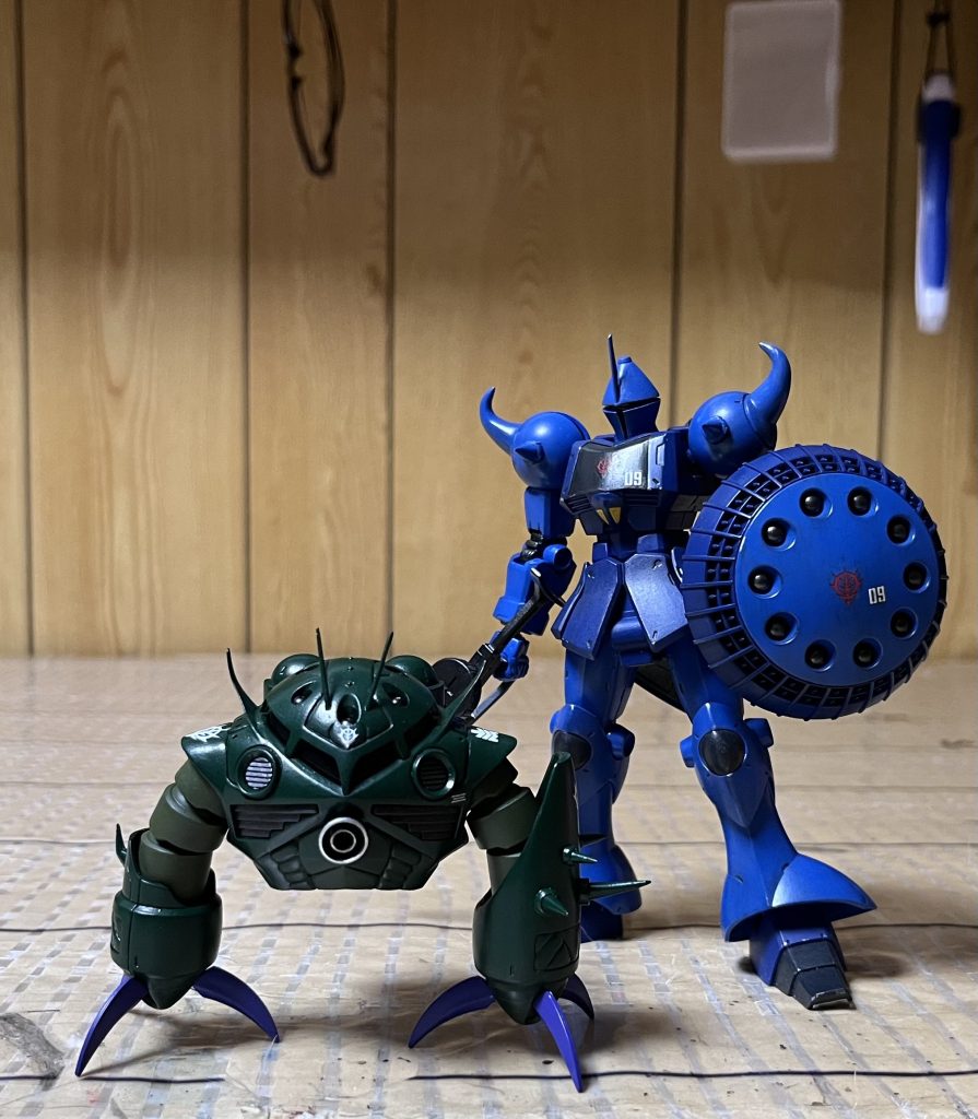 ビグ・ザムと並ぶとギャンのスタイルの良さが際立ちますね。