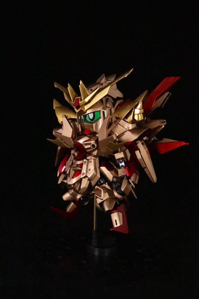 スペリオルウイニングガンダム 。イージスナイトを軸にスターウイニングガンダムとスペリオルドラゴンをざっくりミキシング。その他ジャンクなどなど。肩はスペリオルドラゴンの赤いあれをどうしても使いたくなくて過去作をドボンして…アルスアースリィ、ダブルオースカイ、ガッデス、ケルベロスバクゥハウンドを使って錬成。ビルドキットをなるべく多く使うよう心がけました。あくまでも心がけ。頭部サイズと腕の長さに合わせて全体のバランス考えました。