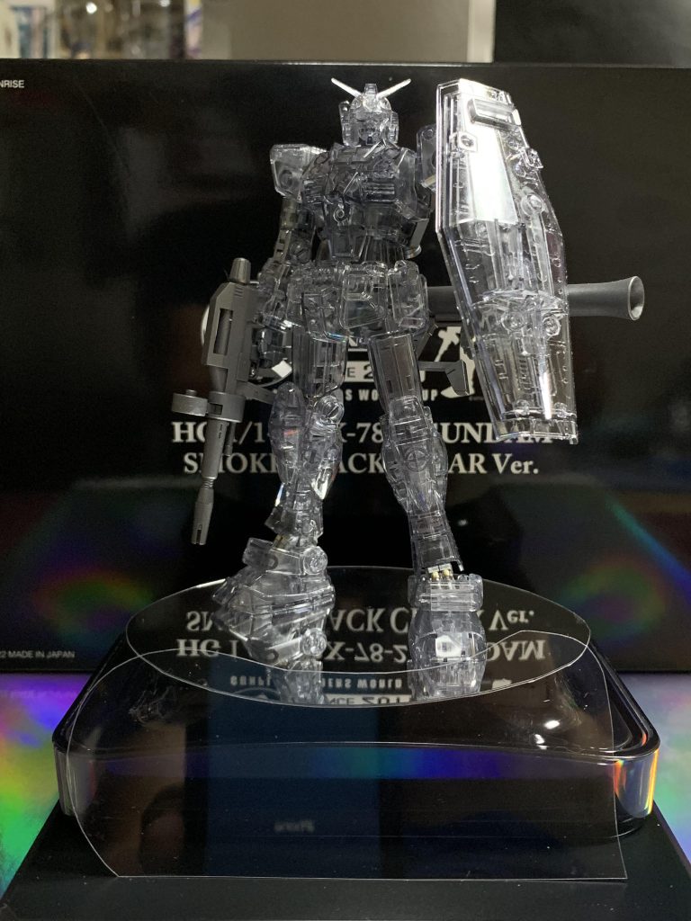 通常光のときは成形色のスモークグレーのまんま。HGなので全身フレームではないため、透明パーツはブラックライト塗料、透明じゃないパーツはメタリック塗料、みたいな塗り分けです。