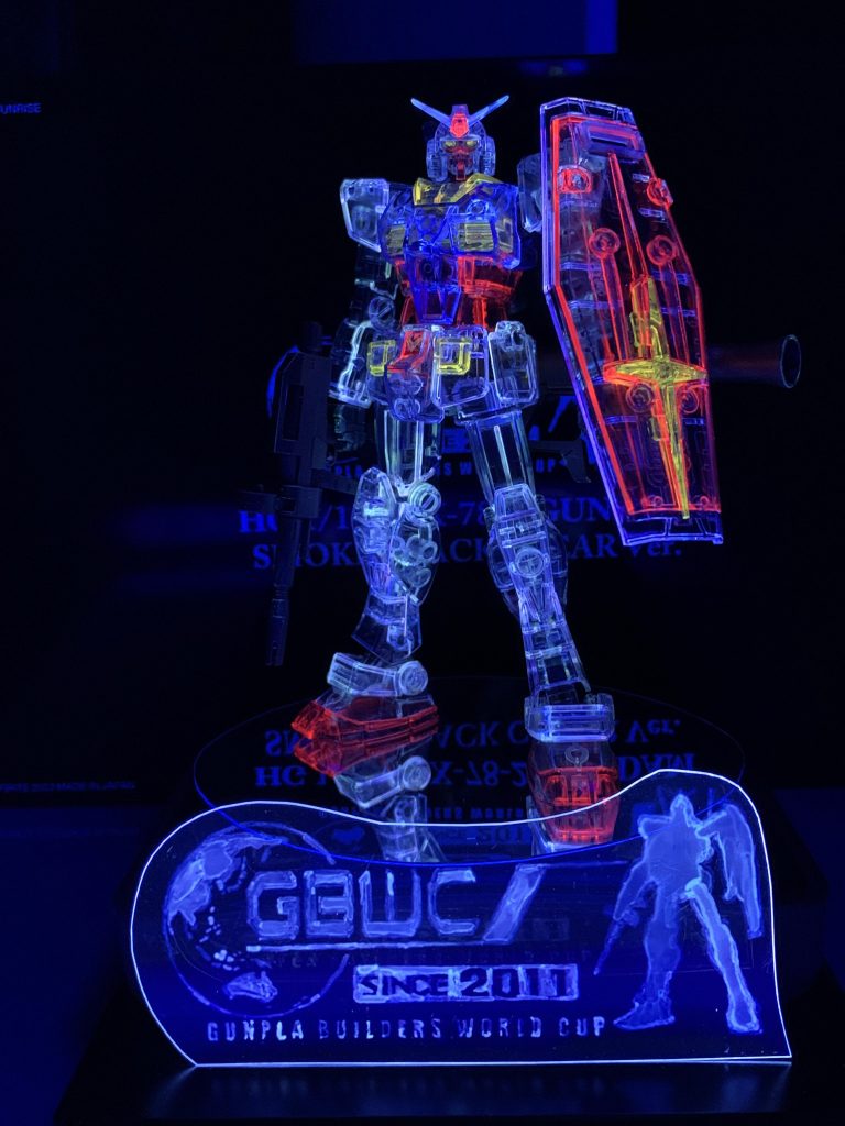 パーツの裏に筆塗りしてます。筆塗りというか、墨入れみたいな感じでパーツの溝に流し込んで着色するパターンです。手前のプレートはマスキング切り抜き塗装がめんどくさかったので筆塗りしたら、めっちゃ色むらになりました(笑)