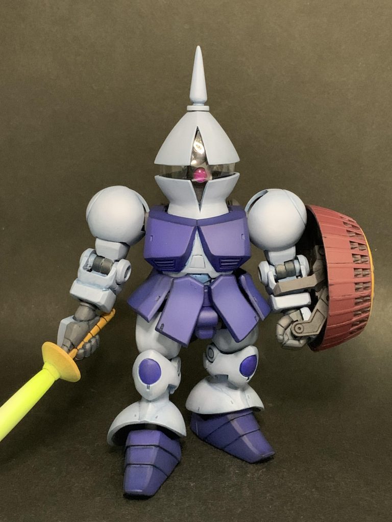 旧HGの腰アーマー、胡軫ギャンのスリッパ、旧キットのサーベル、シールドとか寄せ集めてサイズを調節したりのスクラッチをしていますが、半分くらいはパテ造形です。