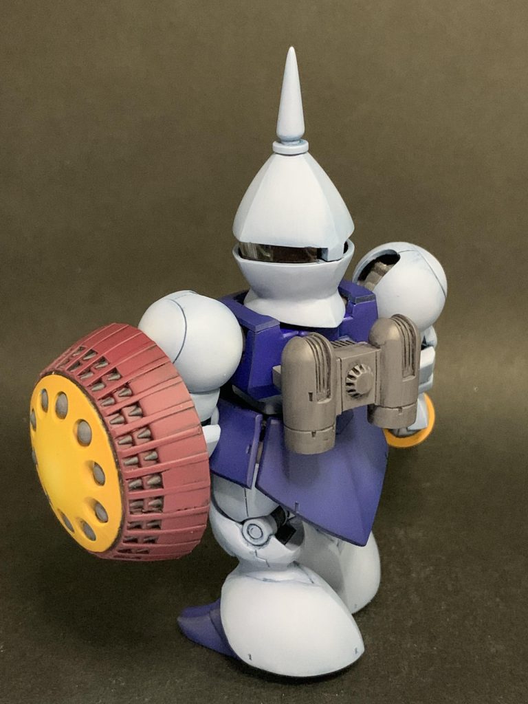 ひざ下外装は胡軫ギャンのパーツを加工、シールドは旧キットをリサイズしています。