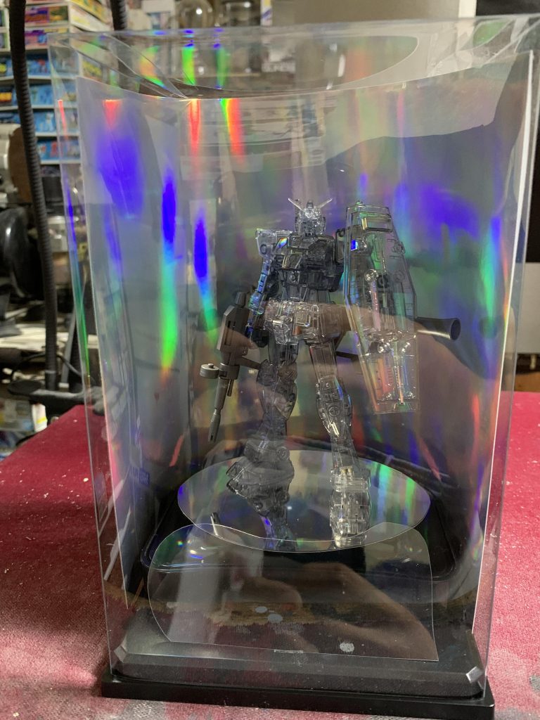 背景は百均のオーロラシート、足元は鏡面シート、これも百均。コレクションボックスも百均のやつです。18mクラスのMGまでは収まります。ホコリから守れて助かりますね〜。