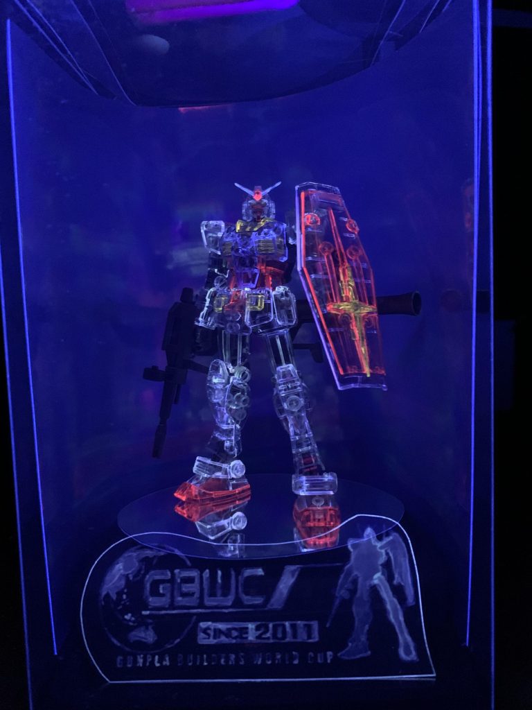 コレクションボックスに入れてブラックライトを当てた時の方が何故か白の発色がいいです。とにかく、ブラックライト塗料は白がむずいのよ。