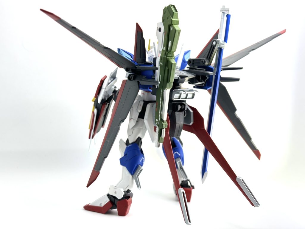 フォース、ソード、ブラスト各シルエットの特徴を備えたリベレートシルエットが装備され、戦場、状況を選ばずに戦闘を行えるよう設計されています。