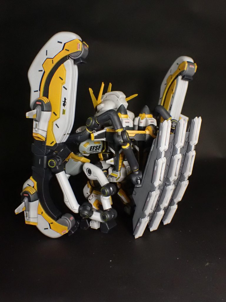 HGのサブレッグアーム(白いアーム)は一旦分解して可動ポイントを増やしています。シールドとサブレッグを繋ぐ黒いアームは自作です。