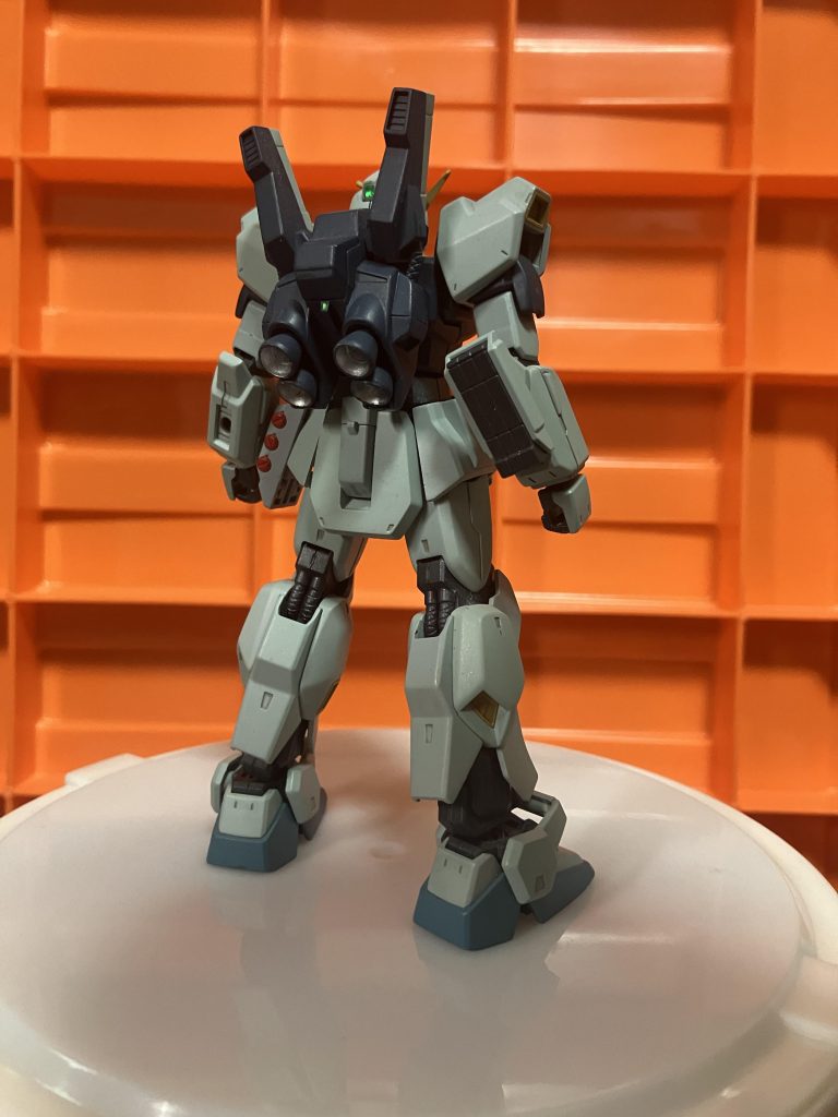 腰部にグレネード、腕部にはビームライフルの予備弾倉が装備されています。