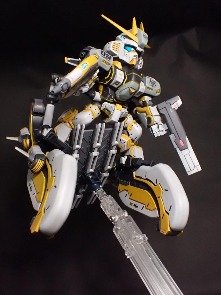 サブレッグの横面についているブースターみたいなパーツや足裏にはネオジム磁石を仕込んでいるので、サブレッグに乗った状態でもしっかり固定できます。ただ、アーム関節の保持力が弱いのでシールドが変な向きになってます(笑)