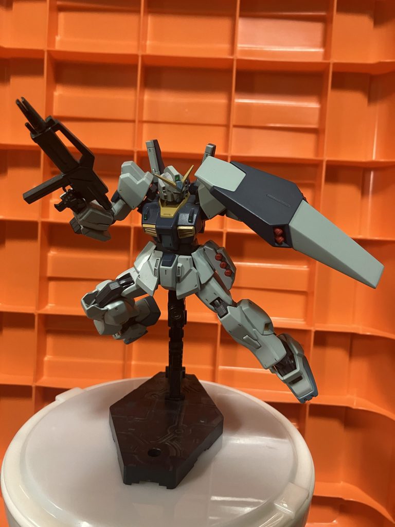 振り向きざまにシールドミサイル発射！