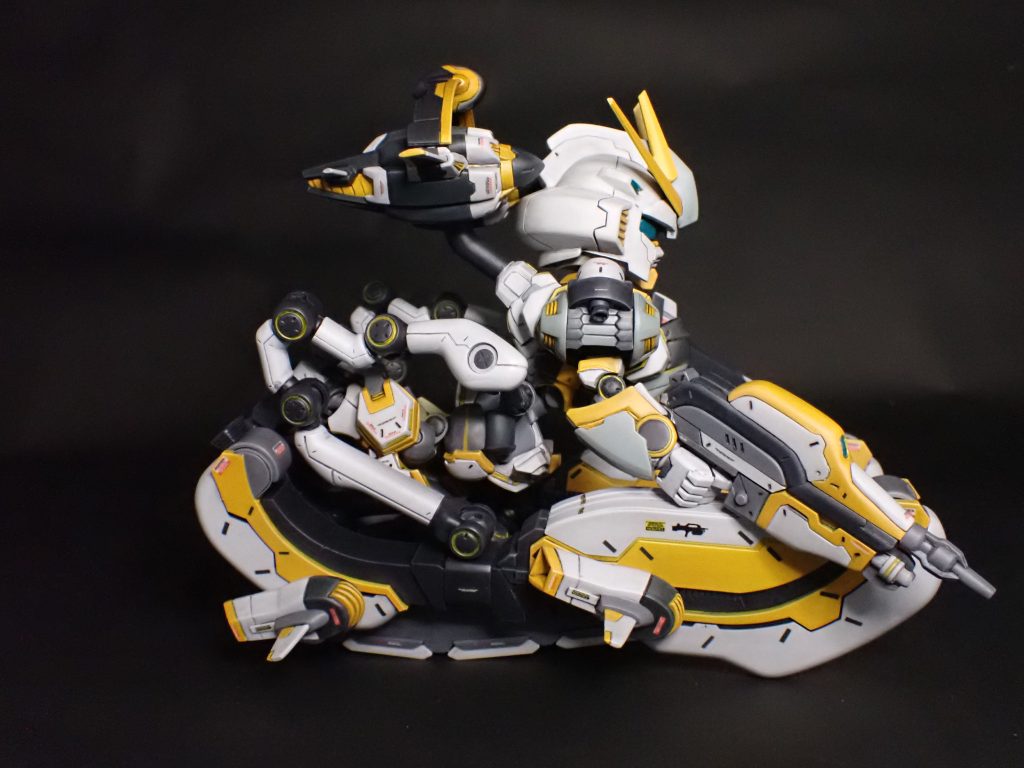 仰け反り状態だとバックパックの向きが水平にならないので、その部分だけ差替えパーツで対応しています。