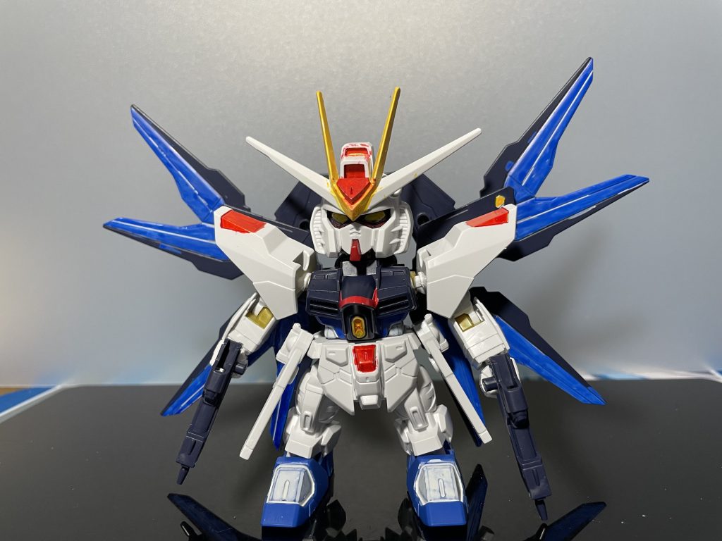 角も頭も翼も全体的にマステ塗らずにガシガシ塗りました。しっかり乾いてから塗ることの大切さを学びました。これでも目の部分はマステ貼ったのですが、小さいパーツの細かい部分だったからかマステの裏に黒の塗料が染み込んでしまいました。