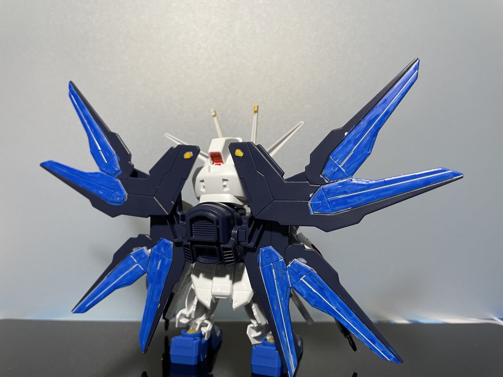 翼はベーシックセットの白の上から青を塗りました。はみ出しがすごいですね。乾いたらデザインナイフで削り落とせばいいやの気持ちで塗りました。、