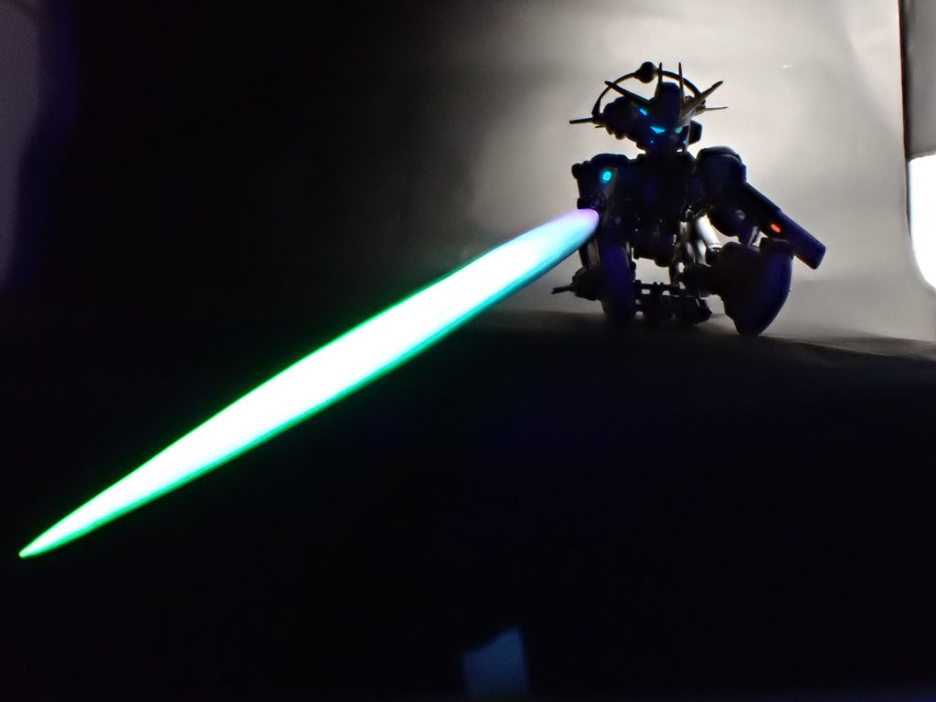 コミックで描写されたなげ〜サーベル実際に30センチ弱の長いサーベルを作りました。軽くないとダメなので、木材のバルサから制作しています。