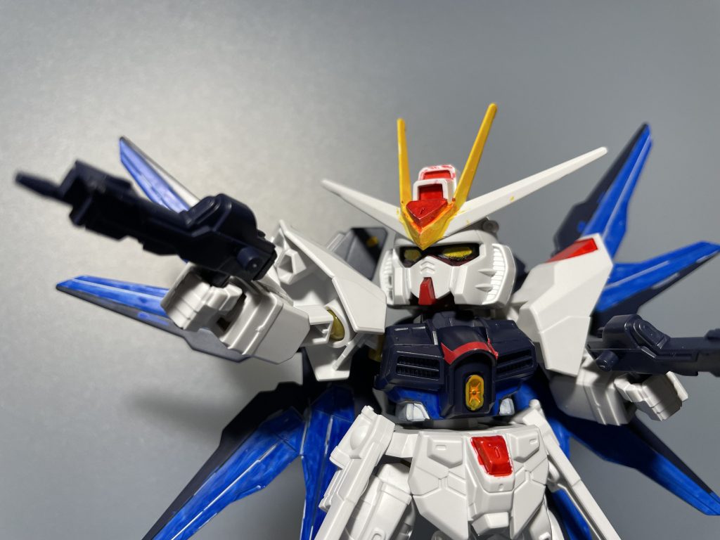 目はベーシックセットの黄色の上から月光蝶ホロシルバーで塗装。肉眼だと細かいラメ？がキラキラしてきれいです。