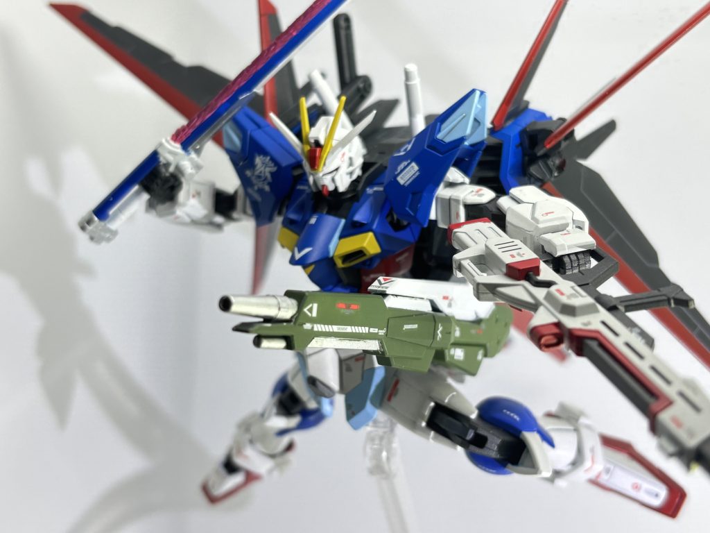 ケルベロス改　高エネルギー長射程ビーム砲バックパック左側に直結されたビーム砲。使用時は左脇から展開され砲撃を行う。改修前よりも威力、射程が向上し反動も抑えられた為、砲撃しながらの突撃、戦闘も可能になっている。