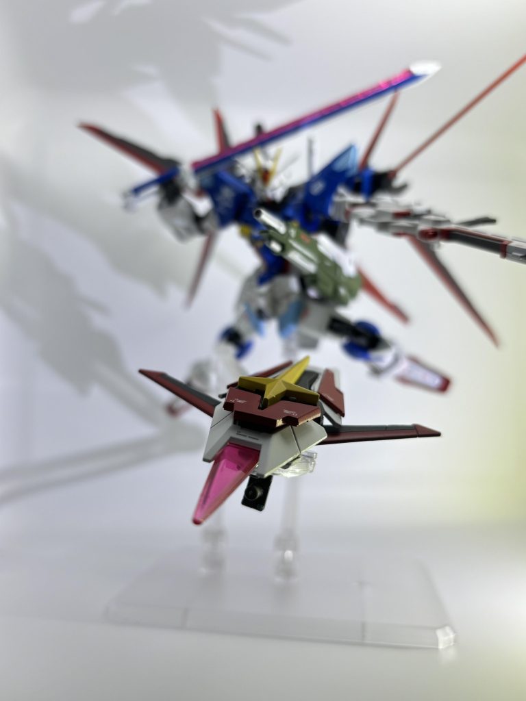 フラッシュエッジ5  シールドブーメラン簡易ドラグーン内蔵のシールド。同型の2機と同じくビームブレイドとウイングを展開し目標に突撃させる事が出来る攻防一体の兵装。