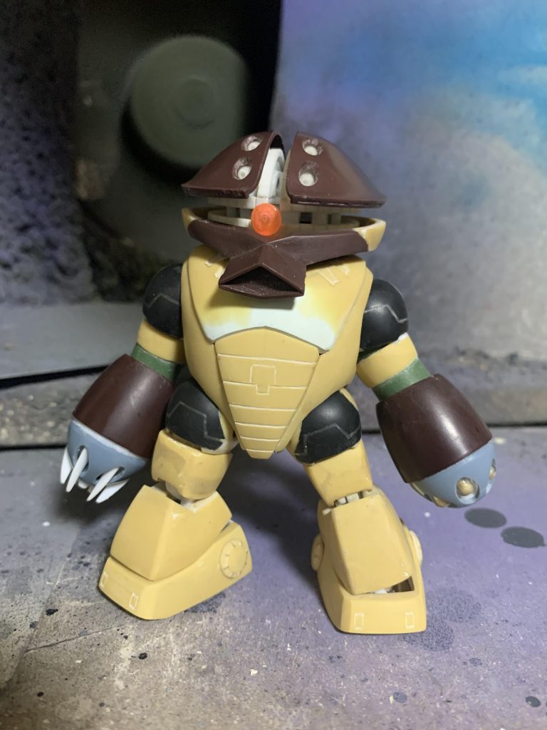 肩と腿の付け根の丸いのがマスターガンダムの肩パーツ。腕の緑がハイモック、茶色が1/144アッガイ、頭はGジェネBBアッガイだったと思います。