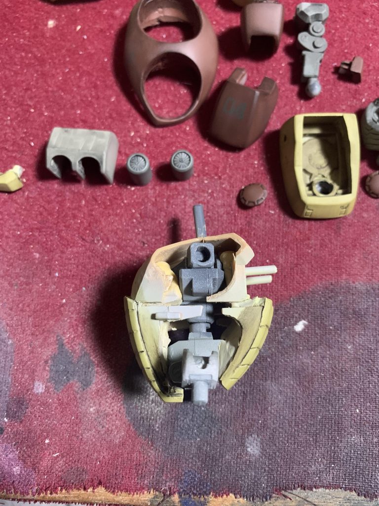 胴体外装はBBアッガイのパーツにパテ盛りしてCSフレームの丈に合わせています。