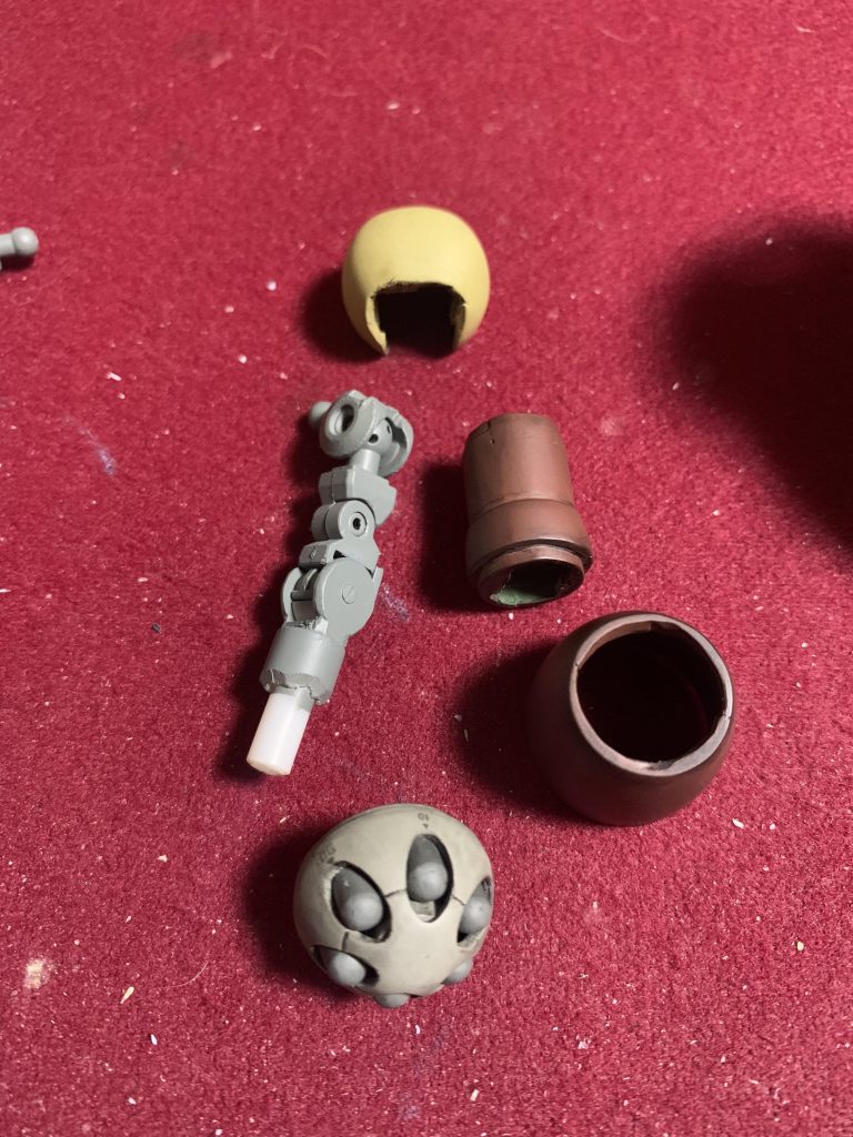 腕フレームはそのまま使っていますが、本来、手パーツを取付ける部分をひじと捉えて自作パーツをポン付けしています。