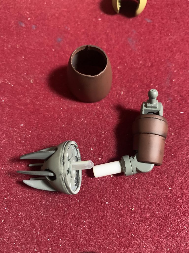 MGの腕構造を簡略化して組み込んだ感じです。白パイプの部分が爪の伸縮に関係しております。