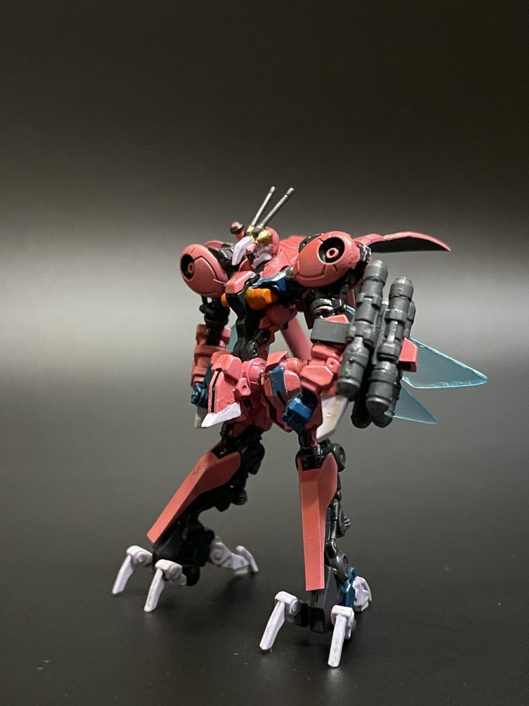 5連装オーラランチャー、いや、ミサイルランチャーを装備。翅、いや、ウイングに干渉してしまうんで、ポージングはイマイチです💧