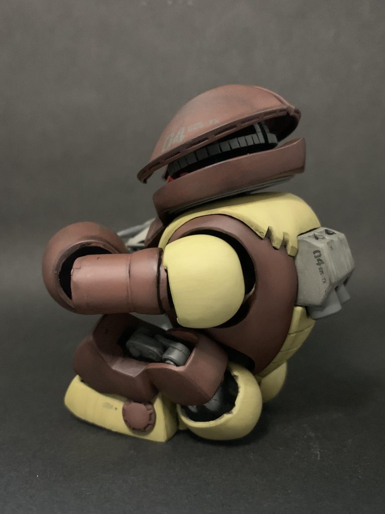 肩と太ももの付け根の丸いパーツは固定せず遊動式なので体育座りが可能になりました。