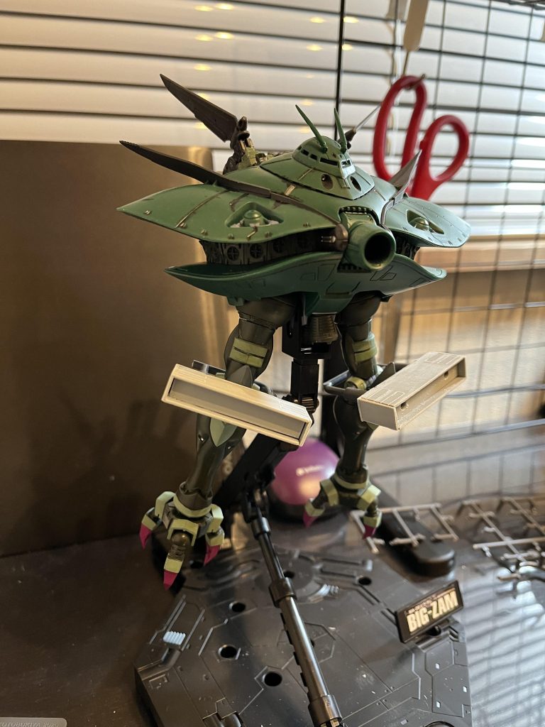 ミサイル用の箱をつけてみましたがデカすぎました。でも気にしない。プラ板をまっすぐ切るのは難しいです。初めてやった筋彫りも失敗して歪んでいます。パソコンと違い戻せないのが辛い。