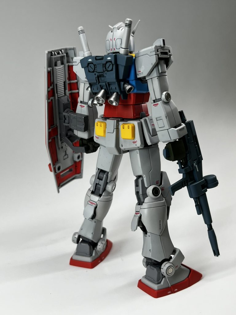 ランドセル、腰部、前腕にある3mmΦの穴に同径の磁石を入れてから蓋をしてあり、ビームライフルの機関部や盾の基部にも磁石を仕込んであります