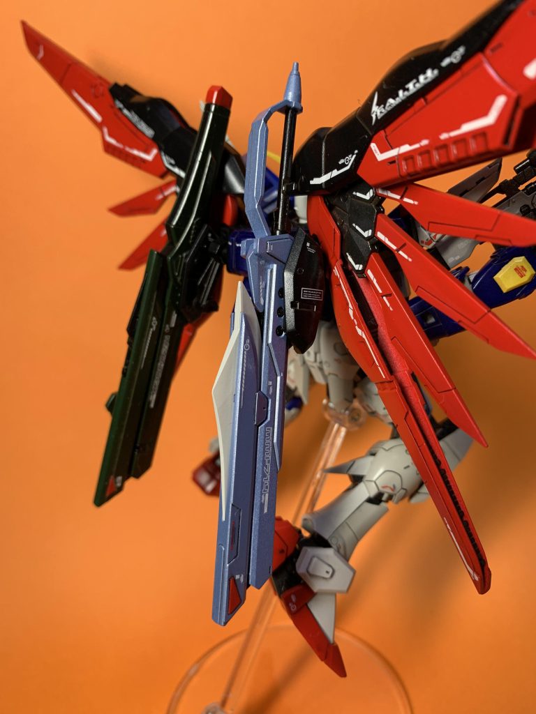 塗装レシピ TAMIYA インシグニアホワイト、ライトグレイ、レーシングブルー、ダークマイカブルー、パールイエロー、パールライトブルー、パールホワイト、メタリックグレイ、ブリティッシュグリーン、クレオス モンザレッド、ガイア エメラルドグリーン。いい感じでおもちゃっぽくなった。