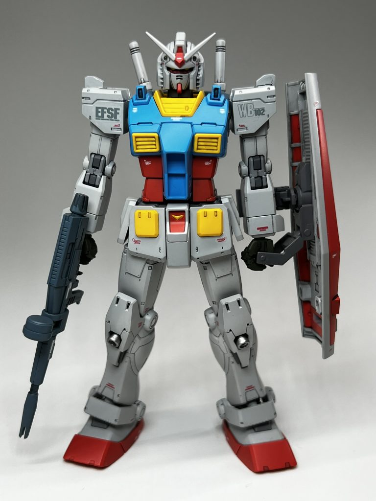 基本的には素組み+全塗装で行う基礎工作以外には、肩、胸、膝、ランドセルのスラスターを増設したのと、関節部にエッチングプレートを貼り付けたくらい