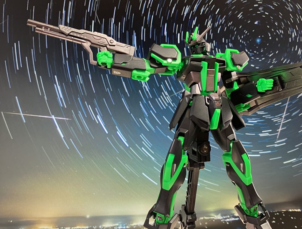 成形色のブラックとネオングリーンだけだと寂しかったので、アンテナ、シールド、腹部、足先をヘビーガンメタリックで部分塗装しましたが、良い感じになったと思います。 