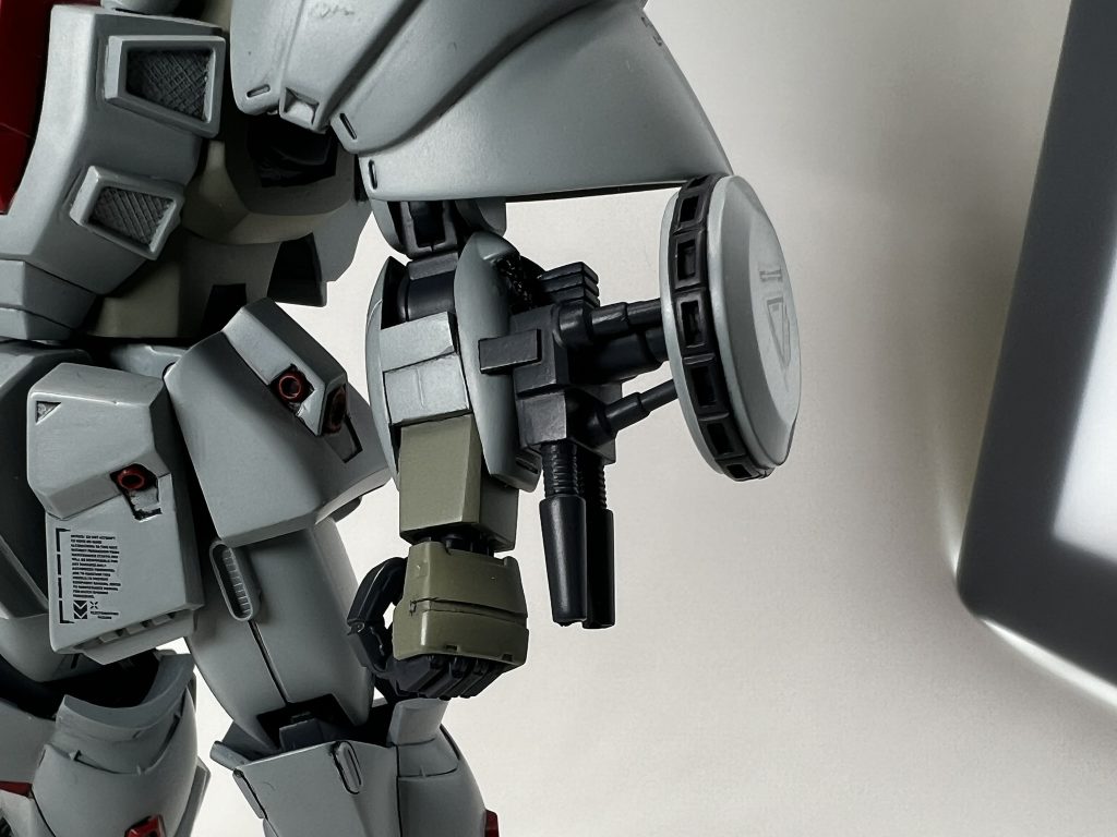 ビームシールド発生器の根元がどうなってるのか資料が見つからなかったので、ほかのクロスボーンバンガードの機体の設定を参考にでっちあげて工作しました。