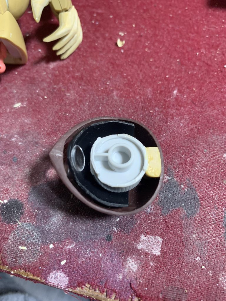 BB戦士のモノアイは元々動かせるギミックありだったので、そのギミックを潰さないように、でも頭部は振り向き可能にしつつCSフレームの首と組めるように。という感じで進めました。