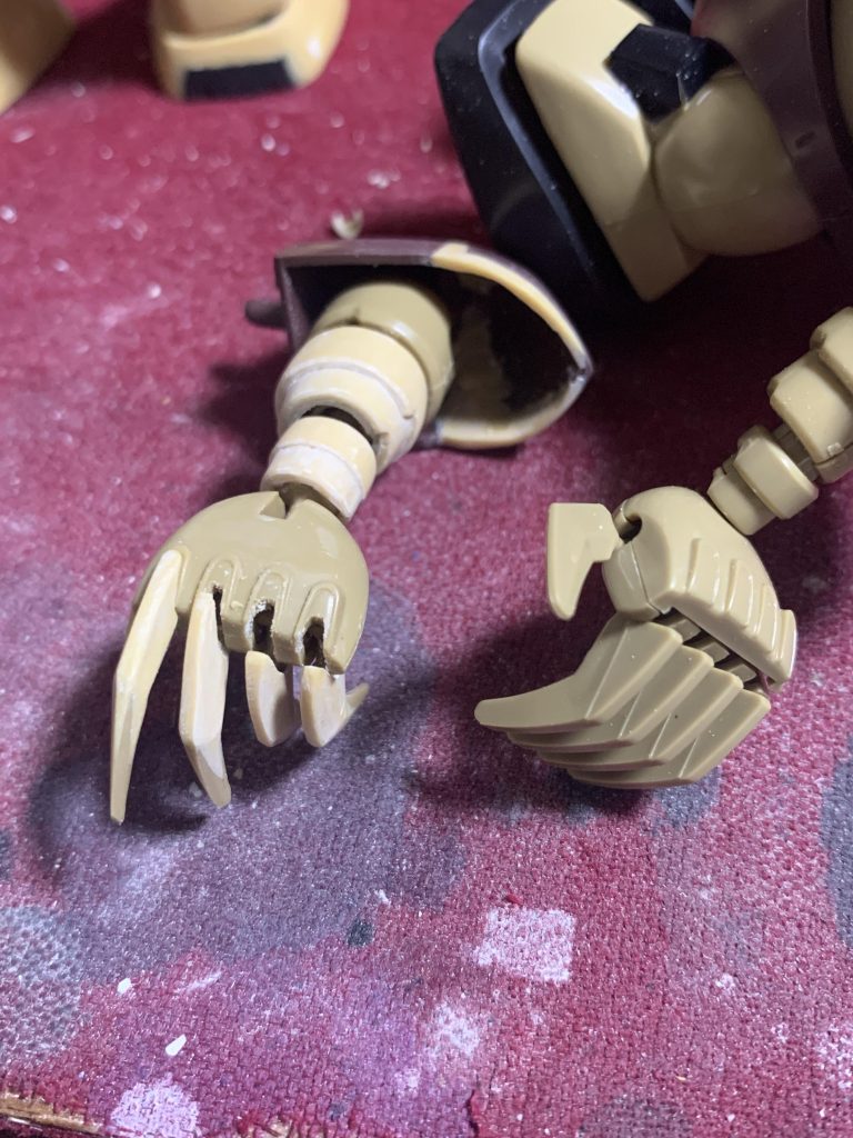 腕はBB戦士のパーツをそのまま使う予定でしたが、合わせ目を消そうと流し込み接着剤を使ってギュッと摘んだらパーツが割れました。どうやらABSだったようです。という事で、仕方なくパテ盛り補強しました。