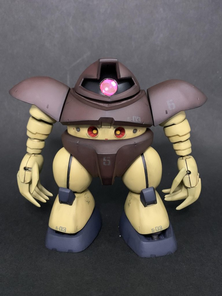 左右独立可動股関節、股関節幅増し、ひざ三重関節、インナーつま先ボールジョイント化を行っています。