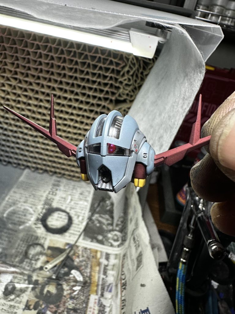 アンテナなどレッドパーツも艶消しキャンディ塗装で鉄の質感を出そうとトライしました。