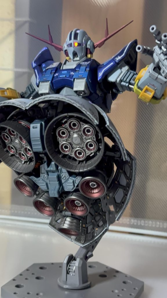 モノアイは社外品に交換して蛍光塗料を塗っています。わかりづらいかもしれませんが外装とインナーを繋げる突起は全てガンマカで塗装しています。下手にシルバーなど塗るならガンマカの方が綺麗に塗れました。もっと塗装が上手くなりたいです。