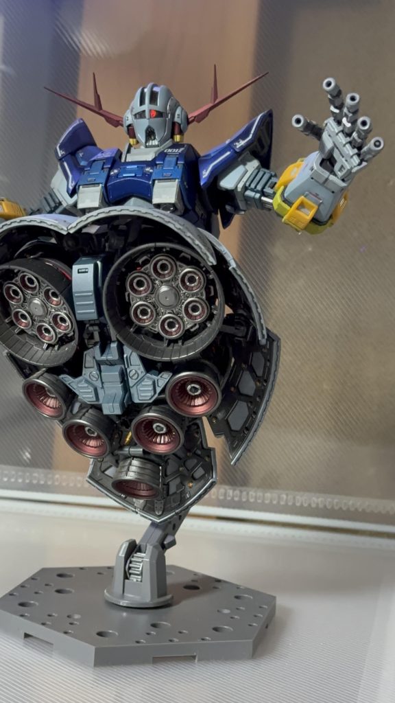 胸のブルー部分は艶消しキャンディ塗装で