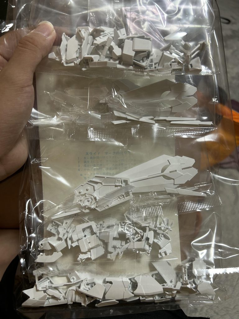 いつもどおり地獄のヤスリがけ…MGEXだけあってディテールやパーツの形そもそもがMGユニコーンと変わってて感動しました😁