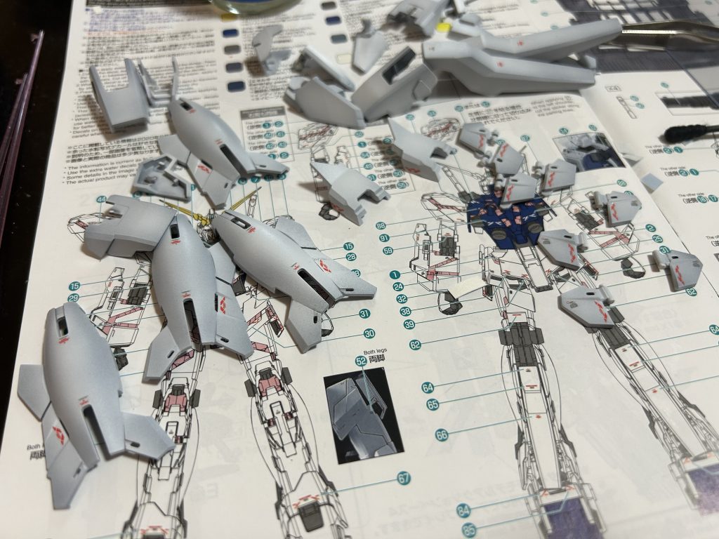 写真が無いためいきなり飛びますが白パーツは黒立ち上げからガイアカラーのフラットホワイトでグラデーション塗装。水転写デカールは気泡が入らないようマークセッターを塗り貼り付け、その後ミスターカラーのスムースクリアを塗装。